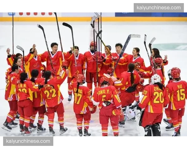 特写：女子冰球世锦赛甲级B组，东道主荷兰队绝杀后全队相拥而泣