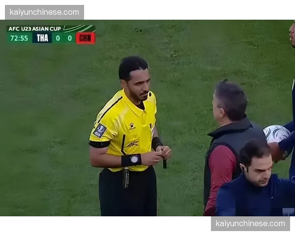 比赛因球迷向场内投掷网球中断十分钟，裁判要求双方球员暂时离场。