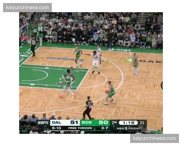 特写瞬间：在波士顿TD花园球馆，塔图姆命中压哨绝杀后跳上技术台庆祝